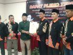 Ketua-KPU-Situbondo-Marwoto-menyerahkan-berita-acara-penetapan.jpg