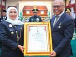 Ketua-Umum-Persatuan-Wartawan-Indonesia-PWI-Pusat-Akhmad-Munir-terima-lencana-kehormatan.jpg