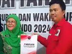 Khoirani-saat-menerima-fomulir-pendaftaran-penjaringan-Cabup-dan-Cawabup-PDIP-Situbondo.jpg