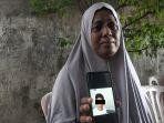 Khotijah-ibu-korban-menangis-menunjukkan-foto-anaknya-ZG-ketika-masih-hidup.jpg