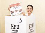Krisdayanti-saat-memberikan-hak-pilih-di-TPS-30-Pesanggrahan-Kota-Batu-Rabu-1422024.jpg