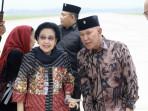 MH-Said-Abdullah-sambut-Ketua-Umum-PDI-Perjuangan-Megawati-Soekarnoputri-di-Bandara-Dhoho.jpg