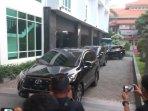 Mobil-penyidik-KPK-di-Lamongan.jpg