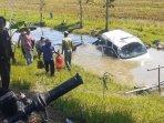 Mobil-siaga-masuk-sungai.jpg