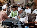 Muhaimin-Iskandar-menjadi-saksi-nikah-empat-santri-saat-menghadiri-Haul-di-Ponpes-Riyadlus-Solihin.jpg