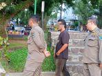 ODGJ-meresahkan-di-Alun-Alun-Kota-Malang-saat-diamankan-petugas-Satpol-PP-Kota-Malang.jpg