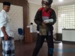 PAKAI-SARUNG-Salah-seorang-petugas-Satpol-PP.jpg