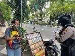 PATROLI-Petugas-Polresta-Sidoarjo-saat-memeriksa-sejumlah-tempat-penukaran-uang-baru.jpg