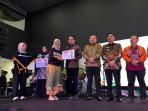 PENGHARGAAN-Bupati-Muhammad-Fawait-di-acara-temu-Pendidik-Nusantara-XI.jpg