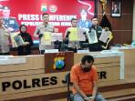 PENIPU-Tahfid-Rifai-saat-dihadirkan-di-Mapolres-Jember.jpg