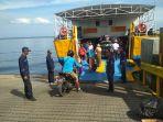 Para-penumpang-saat-masuk-ke-kapal-di-Pelabuhan-Jangkar.jpg