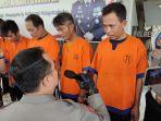 Para-tersangka-pencurian-dengan-modus-bobol-tembok-saat-ungkap-kasus-di-Mapolresta-Banyuwangi.jpg