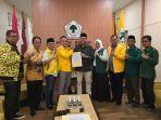 Pasangan-Rio-dan-Ulfi-saat-menerima-penyerahan-rekon-DPP-Partai-Gilkar.jpg