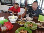 Pelanggan-menikmati-sate-dan-gulai-ikan.jpg
