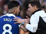 Pelatih-Chelsea-Mauricio-Pochettino-berbicara-dengan-Enzo-Fernandez.jpg