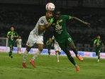 Pemain-Persebaya-Surabaya-Flavio-Silva-berebut-bola-dengan-pemain-Madura-United.jpg