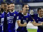 Pemain-Persib-Bandung-Andrew-Jung-melakukan-selebrasi-bersama-rekan-timnya.jpg