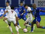 Pemain-Persib-Bandung-David-Da-Silva-berebut-bola-dengan-pemain-Persik-Kediri.jpg