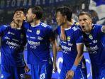 Pemain-Persib-Bandung-Ryan-Kurnia-merayakan-golnya-ke-gawang-Persik-Kediri-bersama-rekan-rekannya.jpg