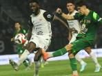 Pemain-Persija-Jakarta-Allano-Brendon-berduel-dengan-pemain-Persebaya-Surabaya-Francisco-Rivera.jpg