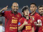 Pemain-Persija-Jakarta-Gustavo-Almeida-Ryo-Matsumura-Rizky-Ridho-dan-Pablo-Andrade-merayakan-gol.jpg
