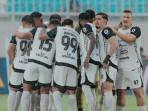 Pemain-Persija-Jakarta-berkumpul-saat-pertandingan-melawan-Arema-FC.jpg