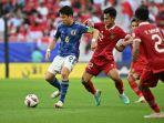 Pemain-Timnas-Indonesia-Pratama-Arhan-menjaga-gelandang-Jepang-Wataru-Endo.jpg