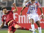Pemain-Timnas-Indonesia-Shayne-Elian-Jay-dan-Filipina-Santiago-Rublico-berebut-bola.jpg