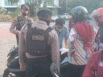 Pemeriksaan-terhadap-ASN-saat-hendak-pulang-kerja-di-pintu-gerbang-Pemkab-Lamongan.jpg