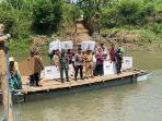 Pengiriman-Logistik-Pemilu-naik-Perahu-Kayu-menyebrangi-Sungai-Mayang-di-Jember.jpg