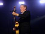 Penyanyi-Bryan-Adams-tampil-dalam-konser-tur-dunia.jpg