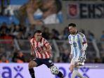 Penyerang-Argentina-Lionel-Messi-kanan-dan-gelandang-Paraguay-Braian-Ojeda-berebut-bola.jpg