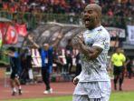 Penyerang-Persib-Bandung-David-da-Silva-merayakan-gol-ke-gawang-Persija-Jakarta.jpg
