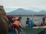 Perahu-nelayan-Pasuruan-Diterjang-ombak-di-Bwi.jpg