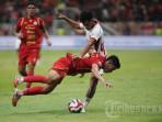 Pesepak-bola-Persija-Jakarta-Rio-Fahmi-berbenturan-dengan-pesepak-bola-Bali-United-Rahmat-Arjuna.jpg