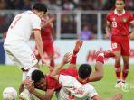 Pesepak-bola-Timnas-Indonesia-Asnawi-Mangkualam-berebut-bola-dengan-pesepak-bola-Timnas-Vietnam.jpg