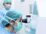 Peserta-Dokter-Mata-saat-melakukan-wetlab-Lasik-pada-kegiatan-LASIK-COURSE-di-National-Eye-Center.jpg
