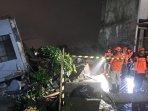 Petugas-memantau-lokasi-vila-roboh-di-Kota-Batu.jpg
