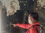 Petugas-menunjuk-ke-stop-kontak-listrik-yang-diduga-menjadi-penyebab-kebakaran.jpg