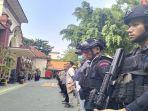 Polisi-menggelar-simulasi-pengamanan-sidang-tragedi-Kanjuruhan-di-Pengadilan-Negeri-Surabaya.jpg