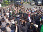Puluhan-Kader-HMI-Demo-di-Gedung-DPRD-Jember.jpg