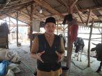 Rusdi-saat-melihat-kandang-sapi.jpg