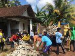 Sekelompok-orang-mengangkut-paving-di-Dusun-Panjen-Desa-Jambesari-Kecamatan-Sempu.jpg