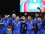 Selebrasi-winger-Thailand-17-Suphanat-Mueanta-bersama-rekan-setimnya.jpg