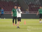 Shin-Tae-yong-mengawasi-latihan-pemain-Timnas-Indonesia.jpg