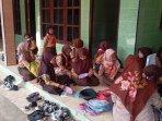 Siswa-SD-belajar-di-teras-rumah-Kades-Bangkalan.jpg