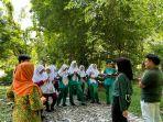 Siswa-dan-Siswi-SMA-Negeri-1-Purwosari-saat-belajar-di-Kebun-Raya-Purwodadi.jpg