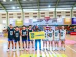 Skuad-putra-dan-putri-SMAN-1-Jember-menerima-awarding-usai-menjuarai-AZA-3X3-Competition-2025.jpg