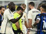 Striker-AS-Roma-Romelu-Lukaku-dan-rekan-satu-timnya-berdebat-dengan-wasit.jpg