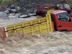TERJEBAK-Kondisi-truk-yang-terjebak-banjir-di-aliran-sungai-pancar.jpg